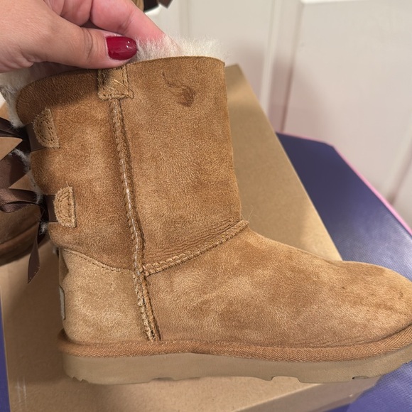 Girls Bailey Bow Uggs - Picture 4 of 7